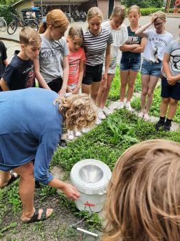 Tjitske opent voorzichtig de emmer